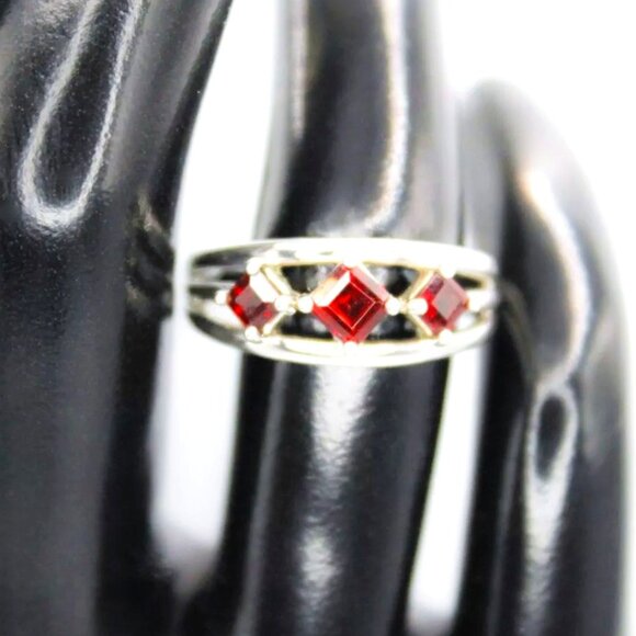 925 Sterling Silver ROSS SIMONS Red Garnet Princess Cut Triple Stone Ring - Picture 1 of 14